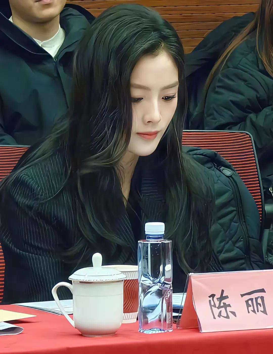 35岁的陈丽君出席《镖人》专家研讨会现场，一身正装，英姿飒爽，干净利索。黑色细