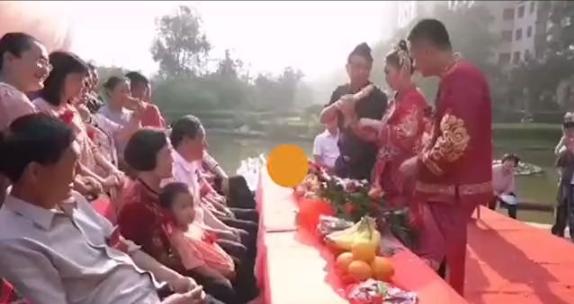 红彤彤的喜气婚礼现场，却上演了一出让人目瞪口呆的闹剧。新娘给公公敬茶时连喊5声爸