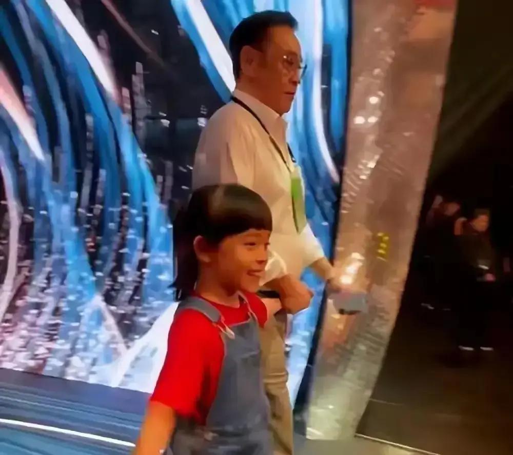 68岁才当爸，前妻18年丁克成笑话尔冬升68岁喜得千金，前任罗晓文18年婚