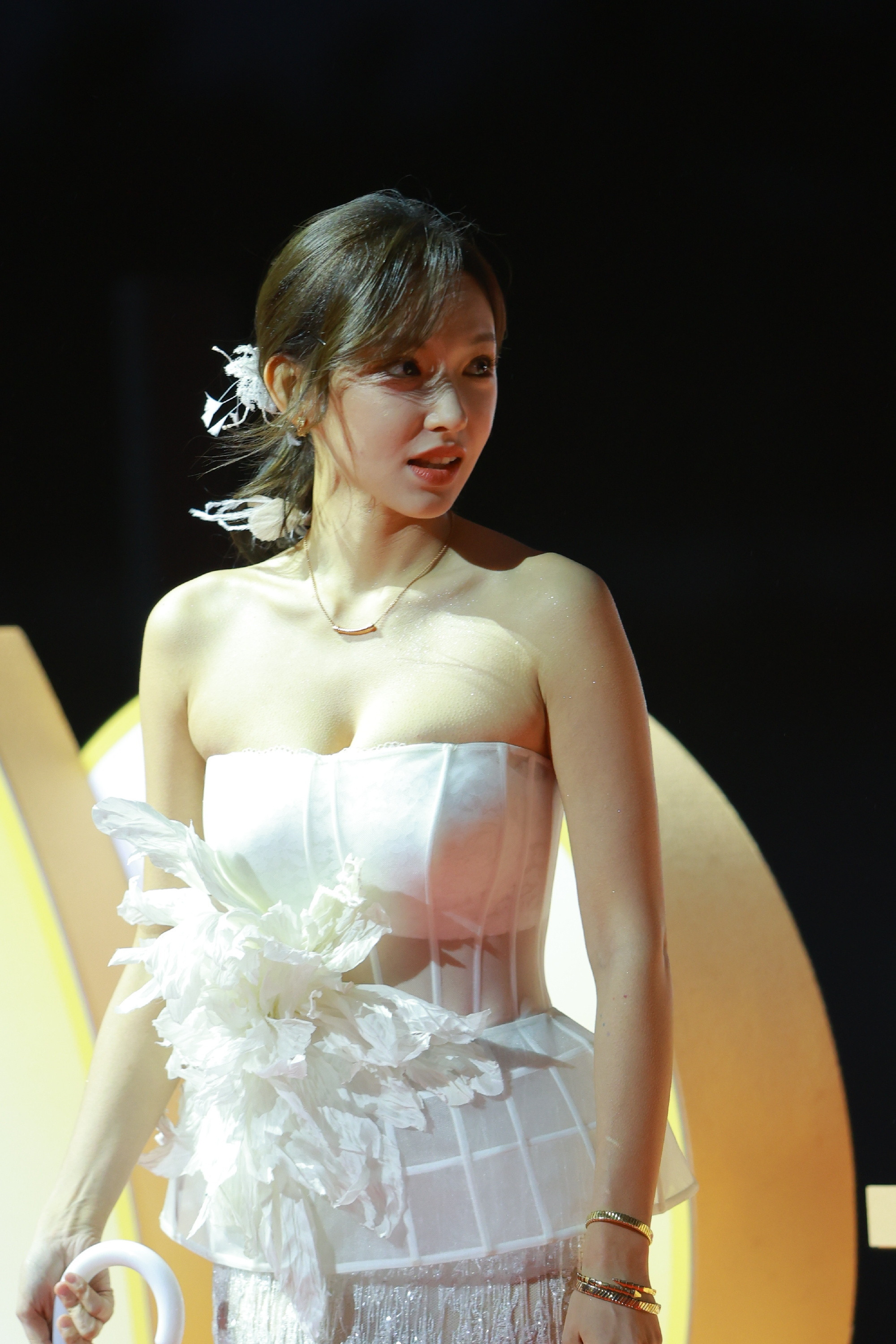 程潇文荣奖红毯现场白裙柔美氛围感组图。程潇