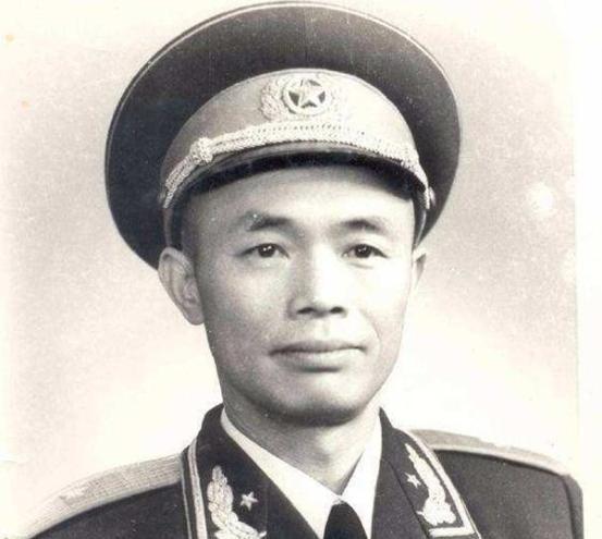 在开国将领中，有两位将军是属于低衔高配，他们都是谁？“钟司令，这回可轮到你戴星