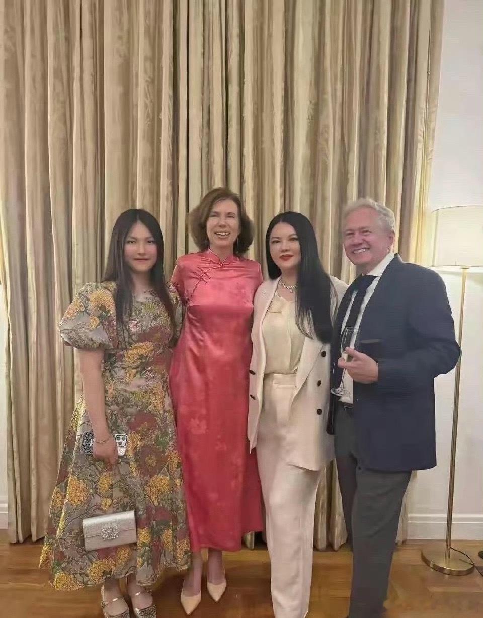 王诗龄旁边的居然是李湘