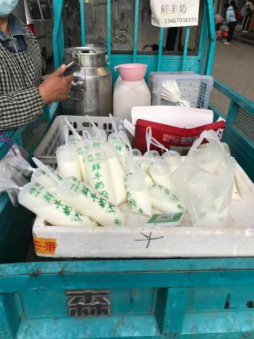 去新疆的人，第一次逛集市基本上都会懵。摊位上的生奶装在透明食品袋里，雪白雪白的，