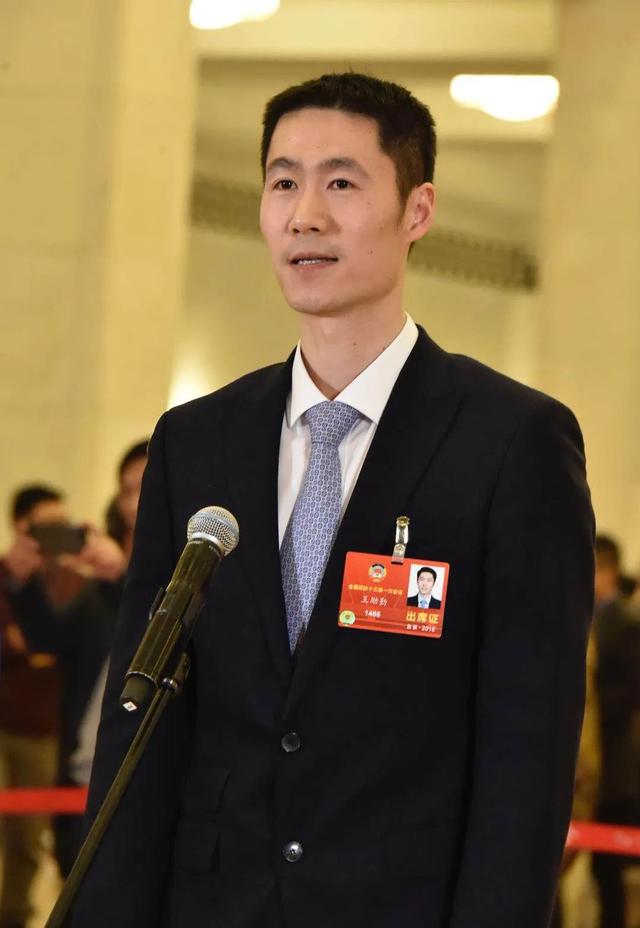 王励勤当选乒联主席,妻子连夜清空70W粉丝账号,被赞“贤内助”
