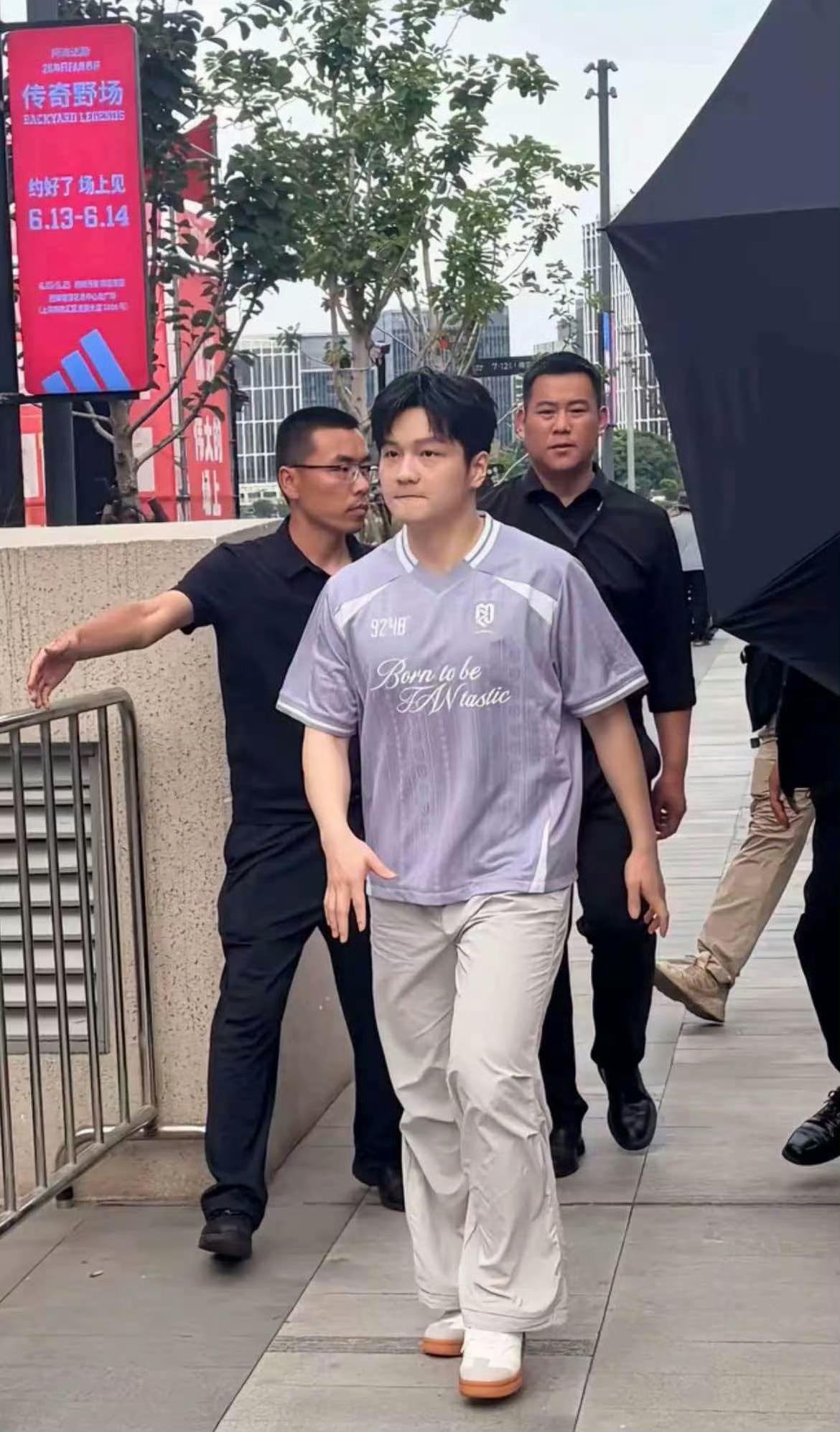 樊振东今日上海参加代言品牌活动，球迷与群众大量聚集，外卖小哥也一起争相一睹这位超