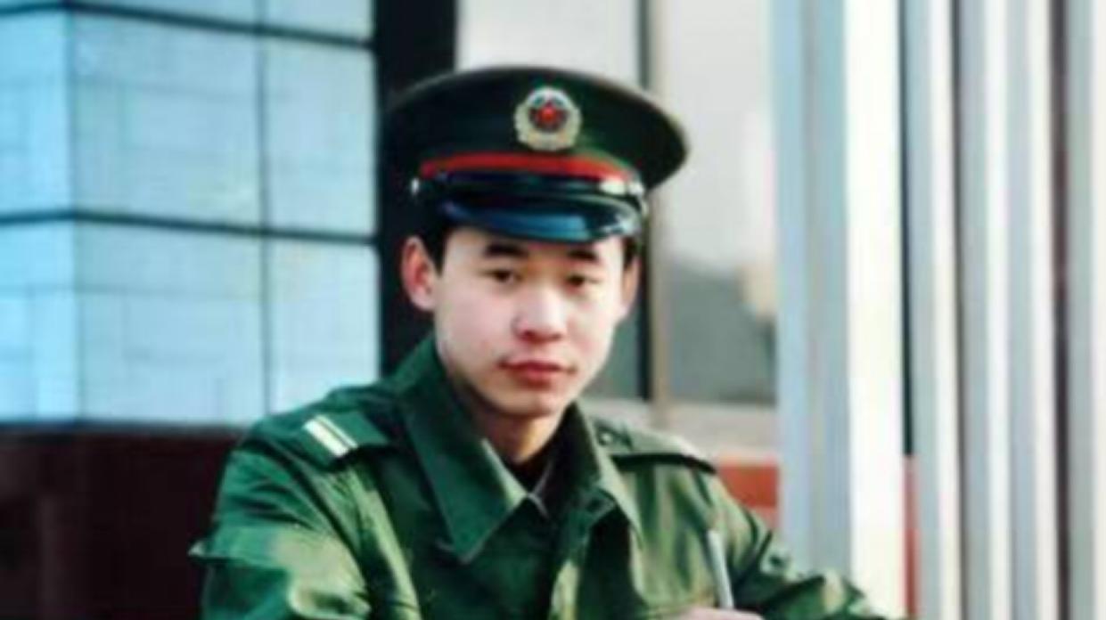 🌞1995年，19岁战士梁强坐大巴返回部队，途中司机停下加油，梁强劝阻无果