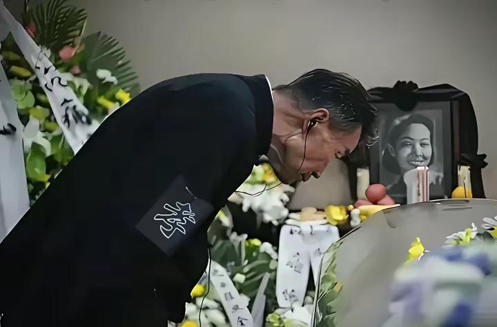 2020年，著名艺术家于蓝去世了，在葬礼上，李雪健为她守灵，李雪健身穿一身黑色衣
