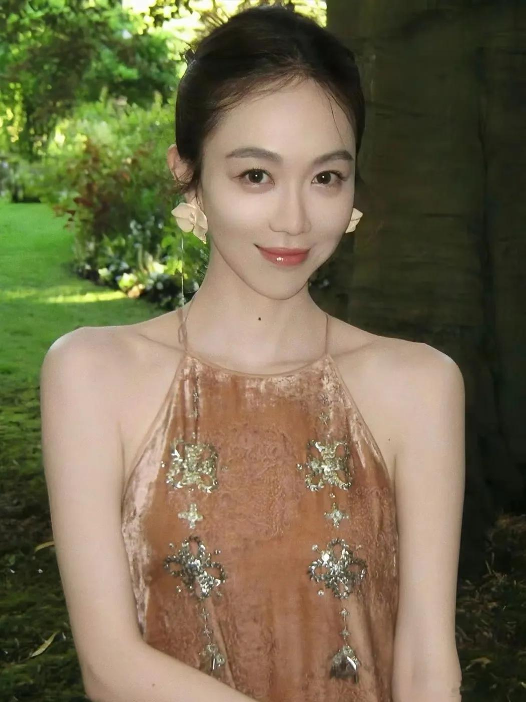 还以为姜妍生娃了最近姜妍icon参加《中餐厅》又狠狠火了一把。节目里她身穿泳装i