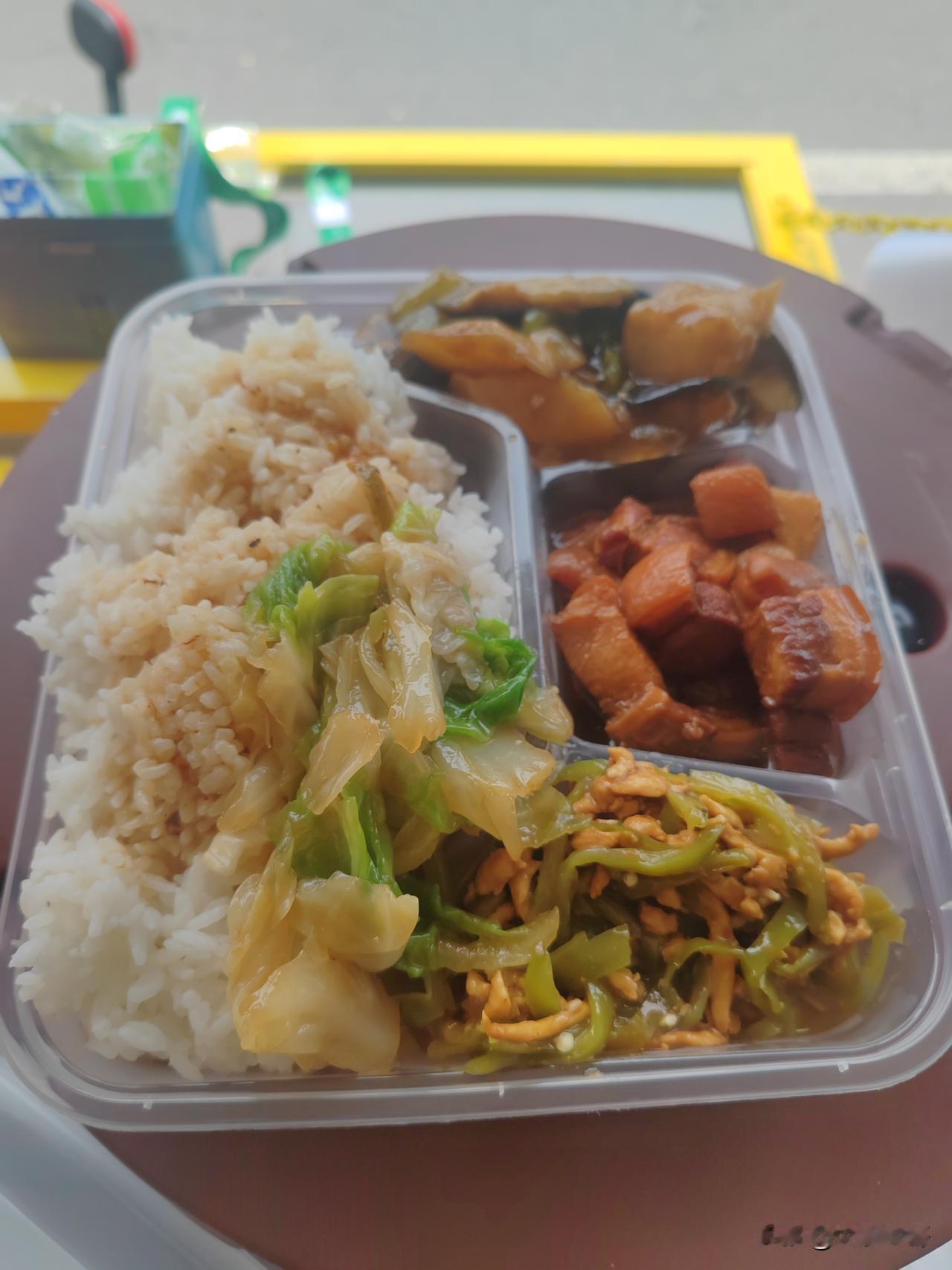 东北盒饭今日菜品预告：红烧丸子、红烧肉、尖椒土豆丝、白灼上海青。每一道都是下饭还