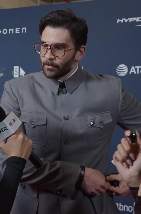 美国网红身着中山装出席典礼，和甲亢哥大赞中国，称中国有两件事令他难以置信近日