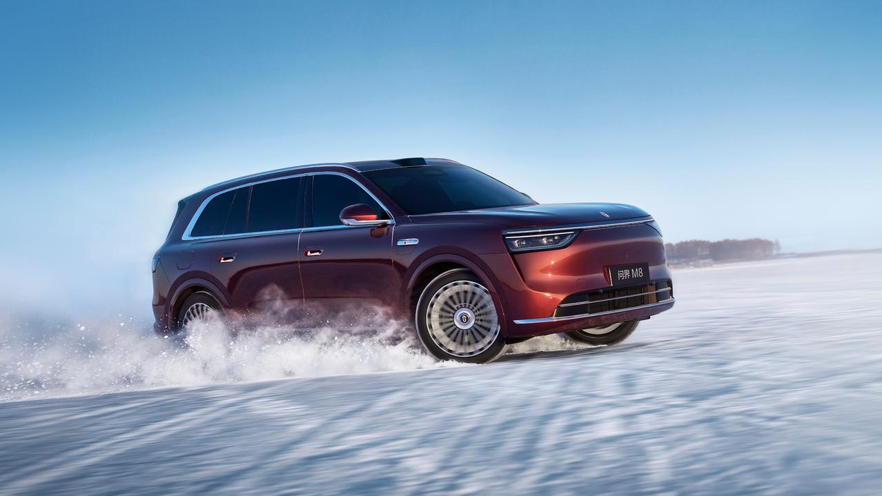 对很多新能源车主来说，冬天开车就像在赌运气。表显续航500公里，实际跑300就亮