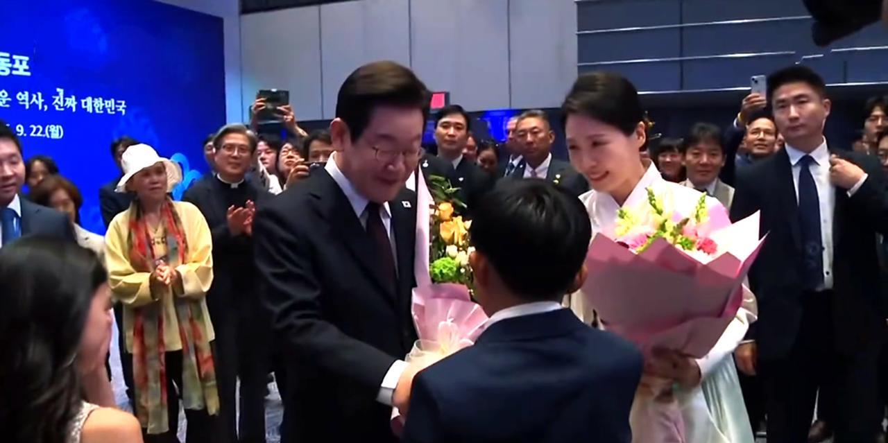 韩国第一夫人金惠景在纽约参加同胞晚宴，一身韩服又美又飒！9月22日，韩国第一夫