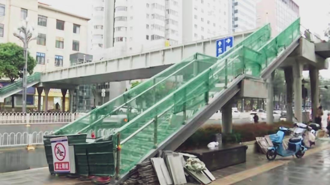 🔥紧急提醒！东风西路天桥改造再延期，市民绕路苦不堪言。昆明东风西路新闻路人行天