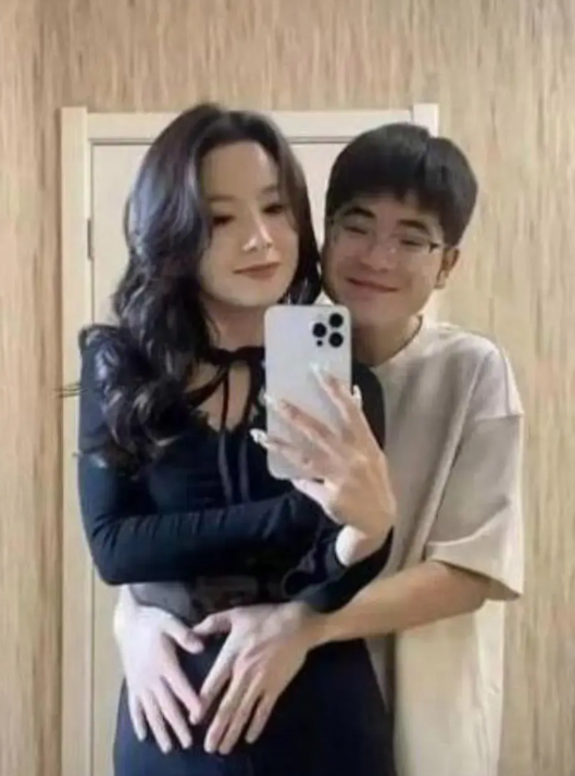 河南20岁小伙竟然爱上了妈妈的闺蜜，并突破世俗的眼光和她结婚生子。当初妈妈得知