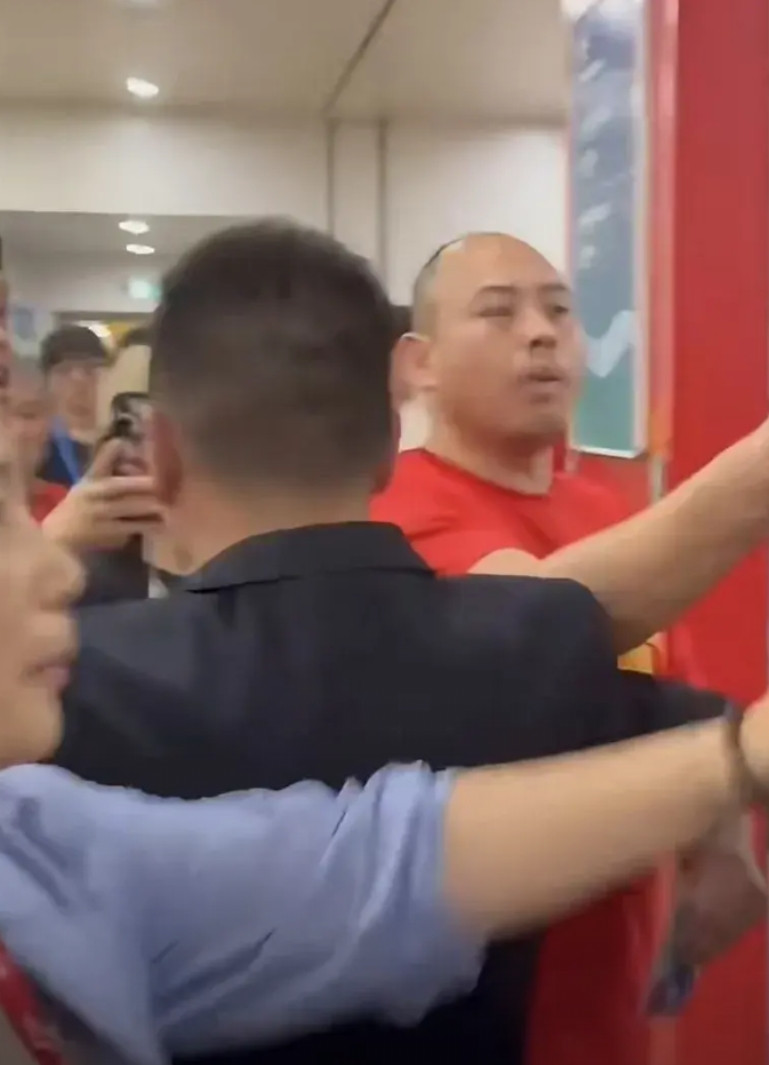 这个响亮的耳光打在北京队工作人员脸上，更是打在浙江赛区的脸上！浙江球迷太厉害啦！