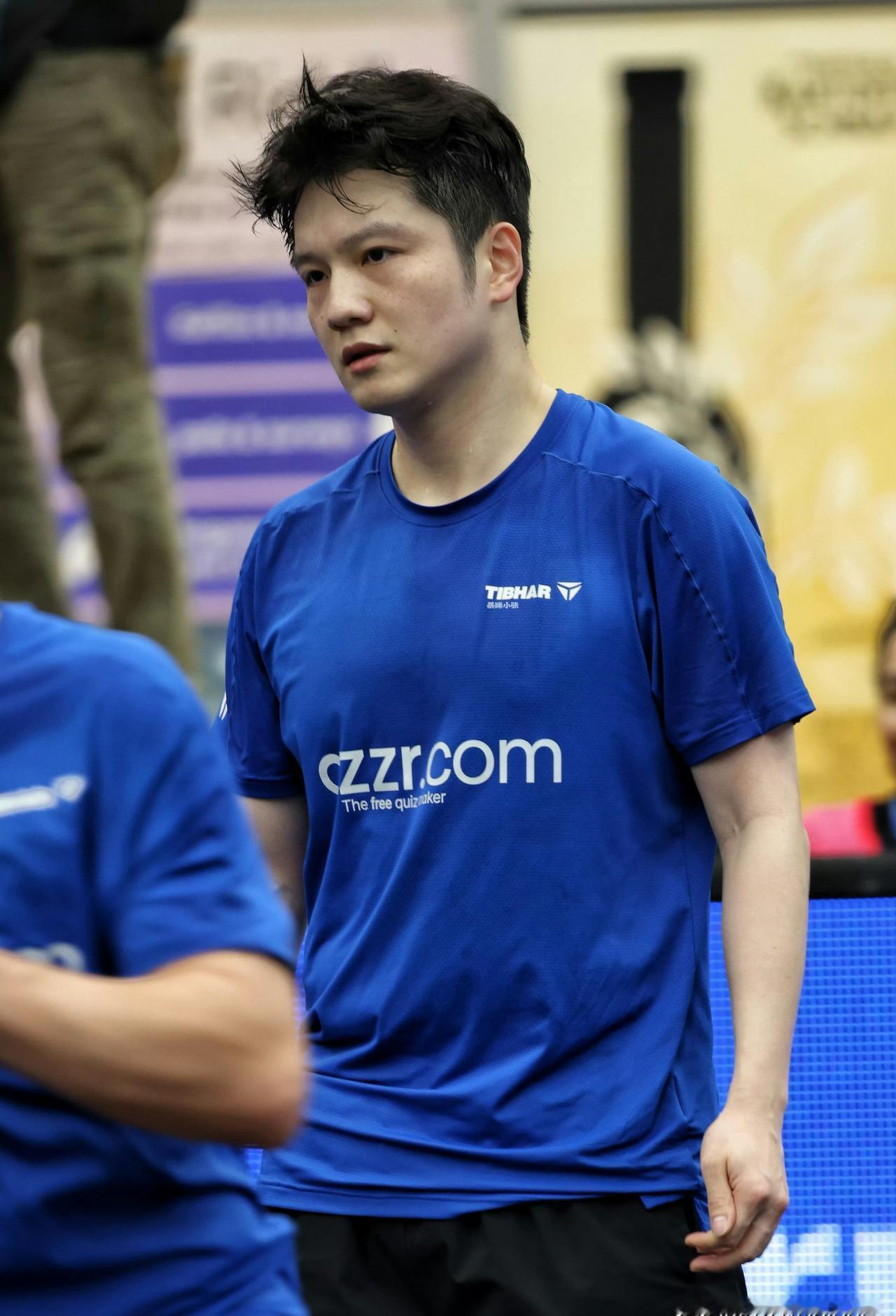 德甲首秀11-2横扫的背后，樊振东真正在意的却是前两局那两个险胜的比分。他在萨