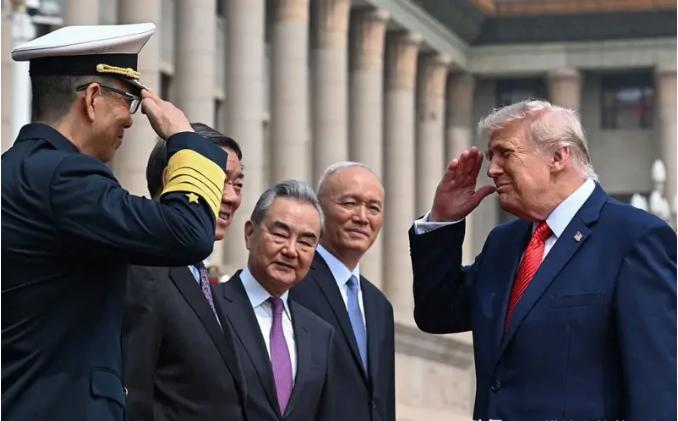 特朗普见到中方军官，敬了一个军礼！很多人以为，这不过是外交礼节，入乡随俗，走个过