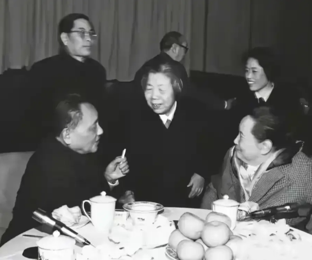 80年代，邓颖超与宋庆龄交谈的一幕，邓公也聊得津津有味！在那上个世纪80