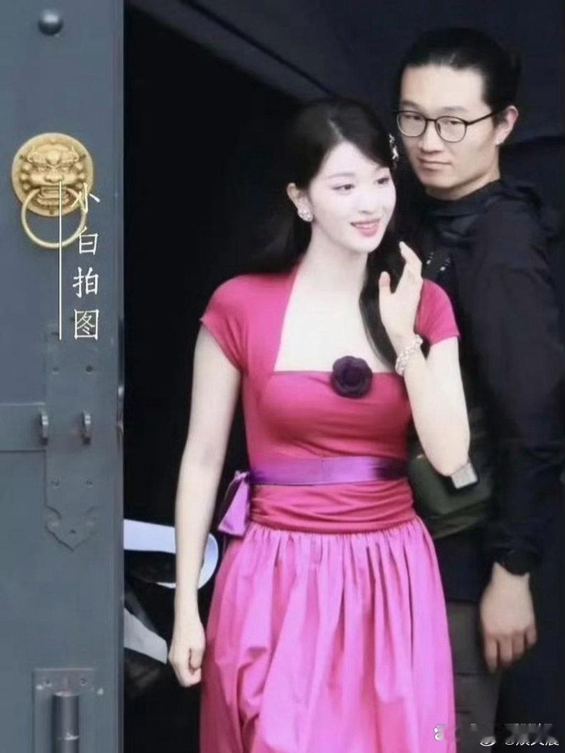 王楚然这身穿搭点缀一朵花作为亮点，简约又别致，氛围感刚刚好。