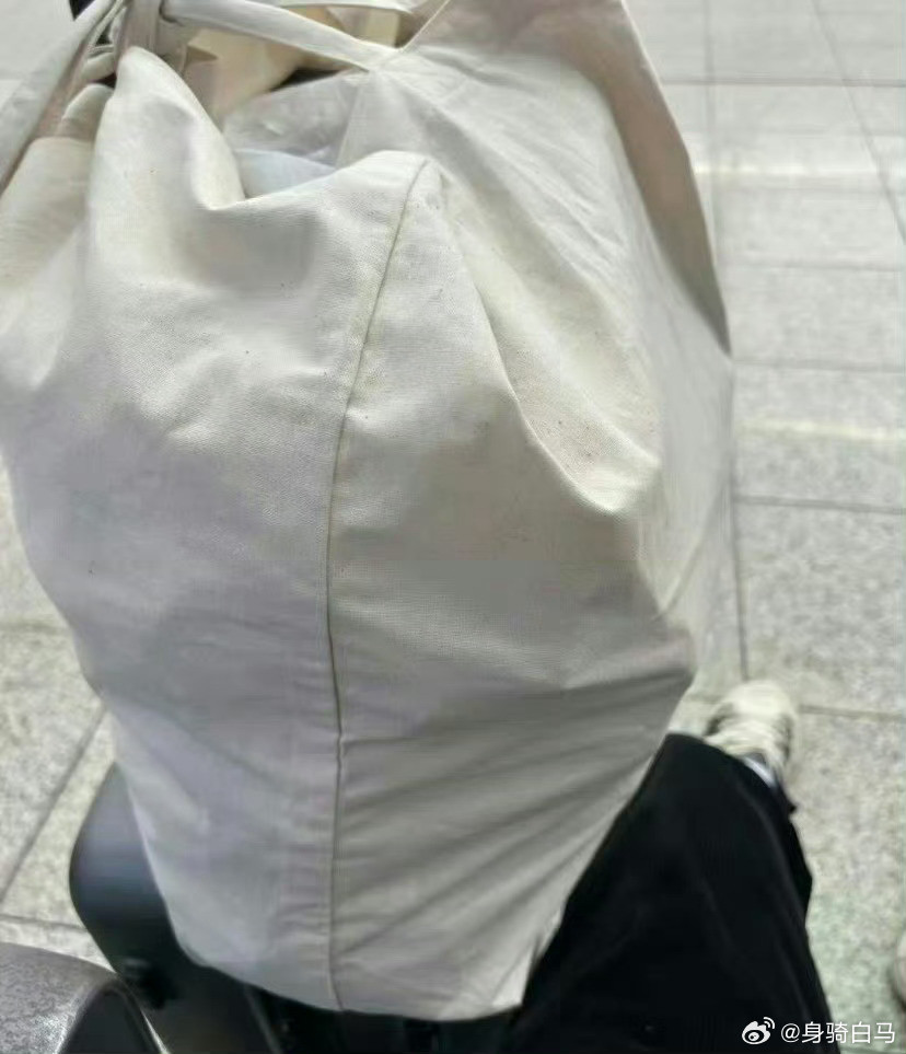普通家庭的孩子自卑的瞬间终于有人把自卑和敏感形容出来了
