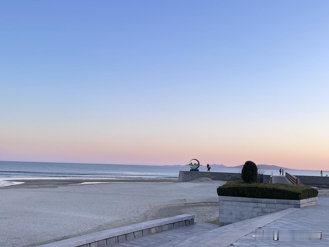 别再争了！乳山银滩到底潮不潮？全是大实话！网上聊起乳山银滩，别的不说，就一个“