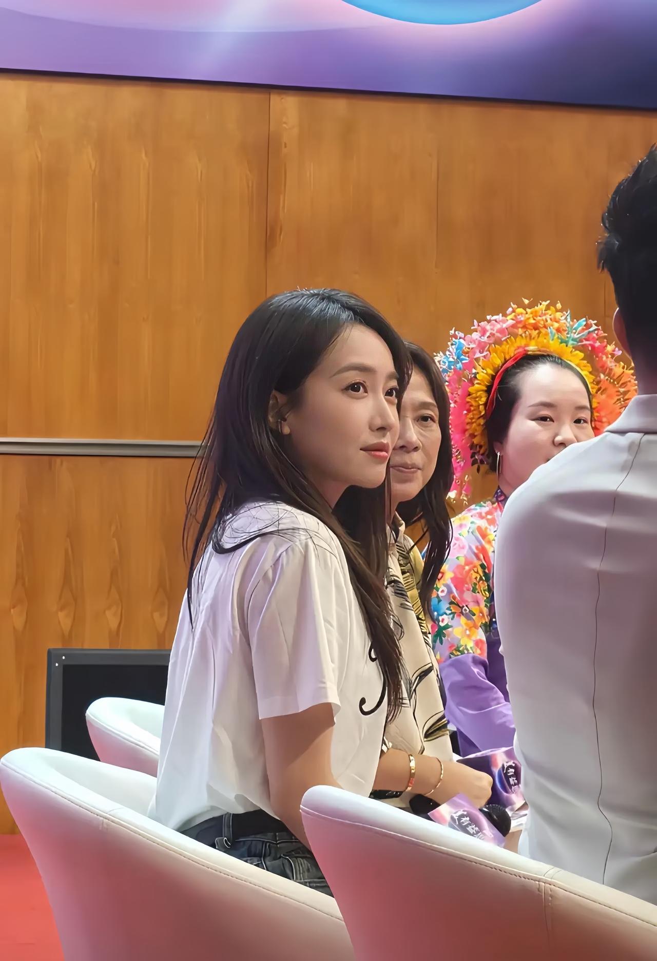 宋茜参加活动的画面，这个角度拍出来的效果，真的好美啊。宋茜能歌善舞又会演戏，