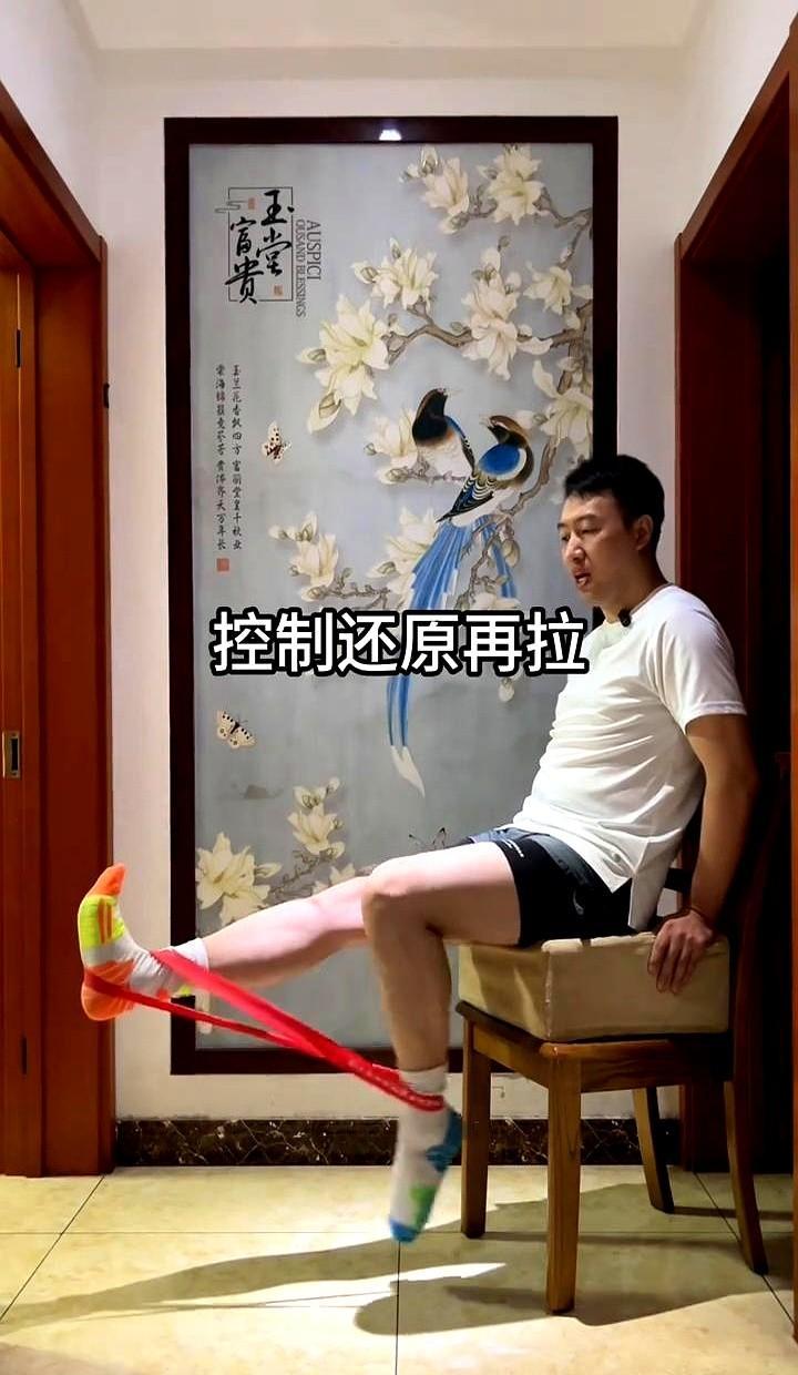 膝盖疼，别怪年纪大，是腿后侧没劲儿拖垮的。蹲下咔咔响，不是骨头老了，是前面大腿