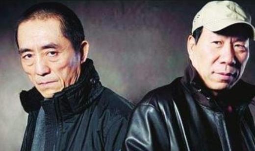 1997年，张艺谋父亲临终前，在病床上告诫儿子小心一个人，还说：“你根本不是他