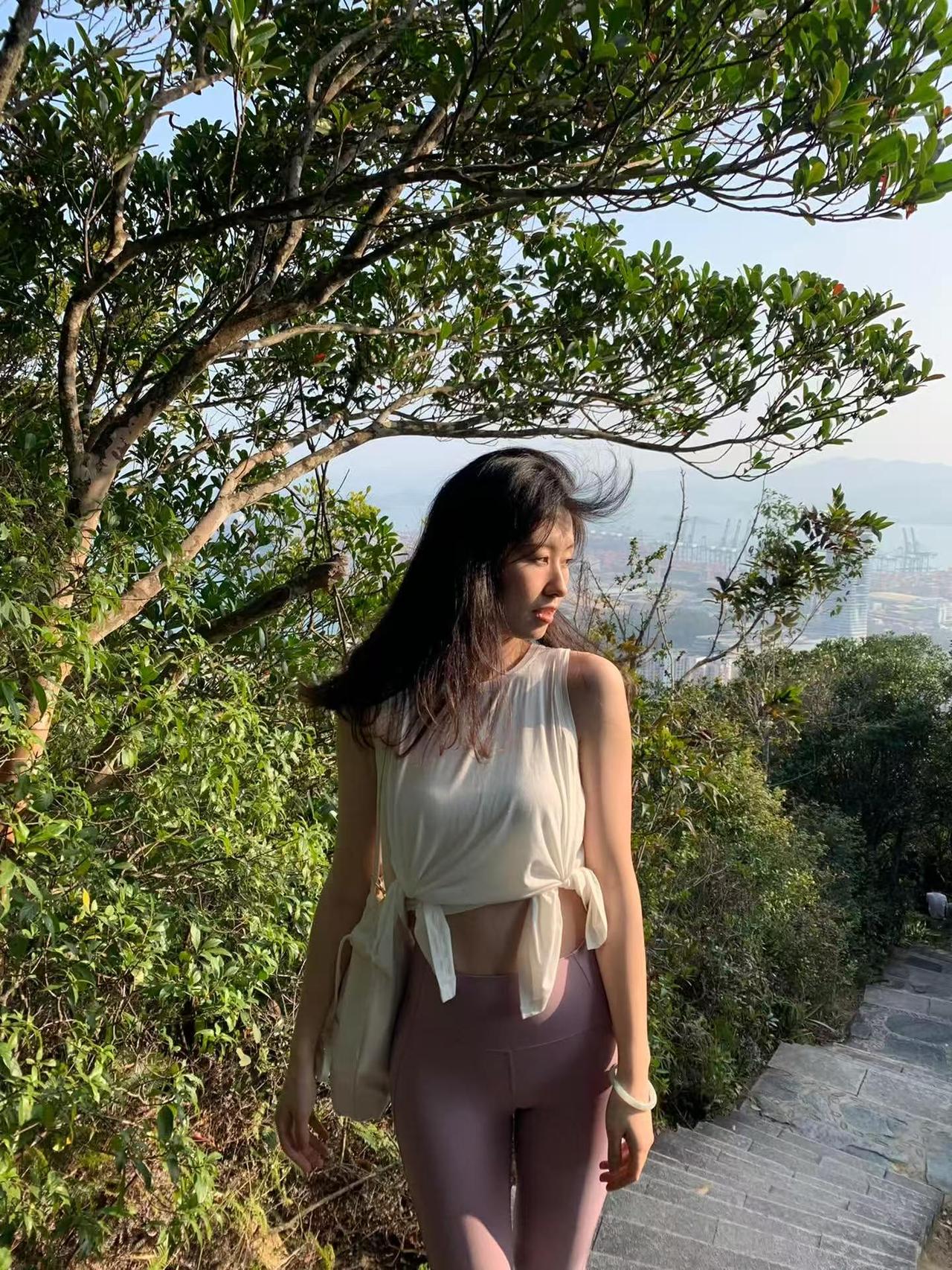 女生拍照的美：找角度、调表情，比耶要歪头笑才灵动，背景蓝天绿树得衬肤色男生拍照