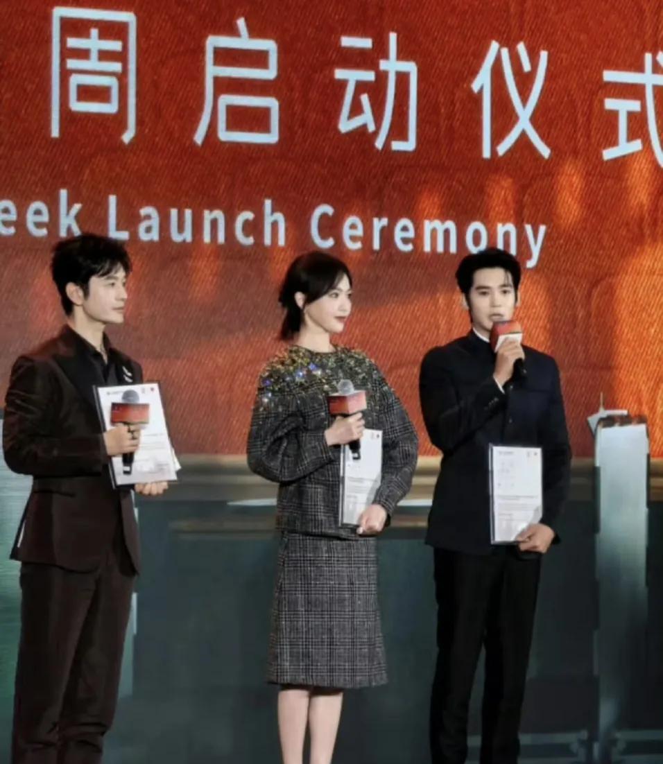 黄晓明、唐嫣和于适同框出席上海电影节，没想到黄晓明是身高最矮的那个。唐嫣已经很低