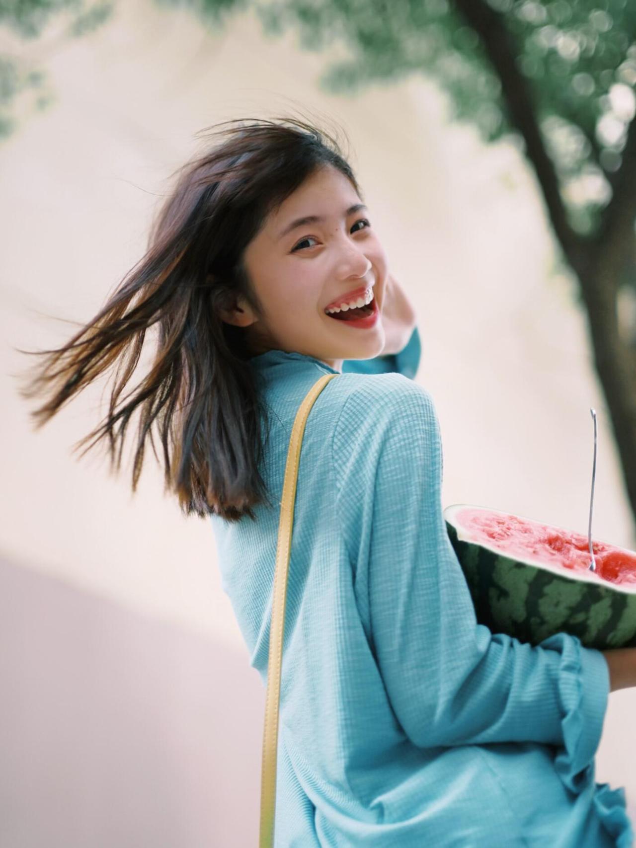夏日里，拍一些元气少女的主题。一是衣服轻便，特别是裙子的飘逸感，能营造活泼的印象
