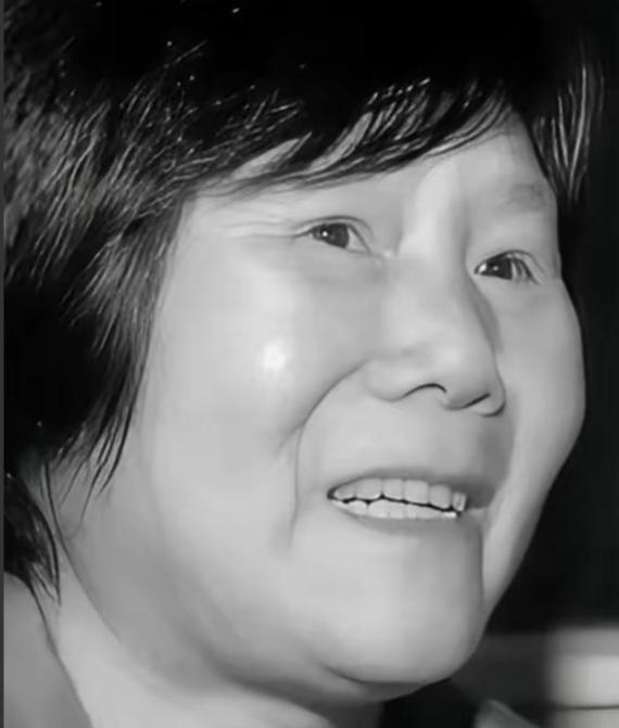 1975年，湖北神农架几名妇女正在田里挖洋芋时，一位女孩因为内急跑去树林中解决，