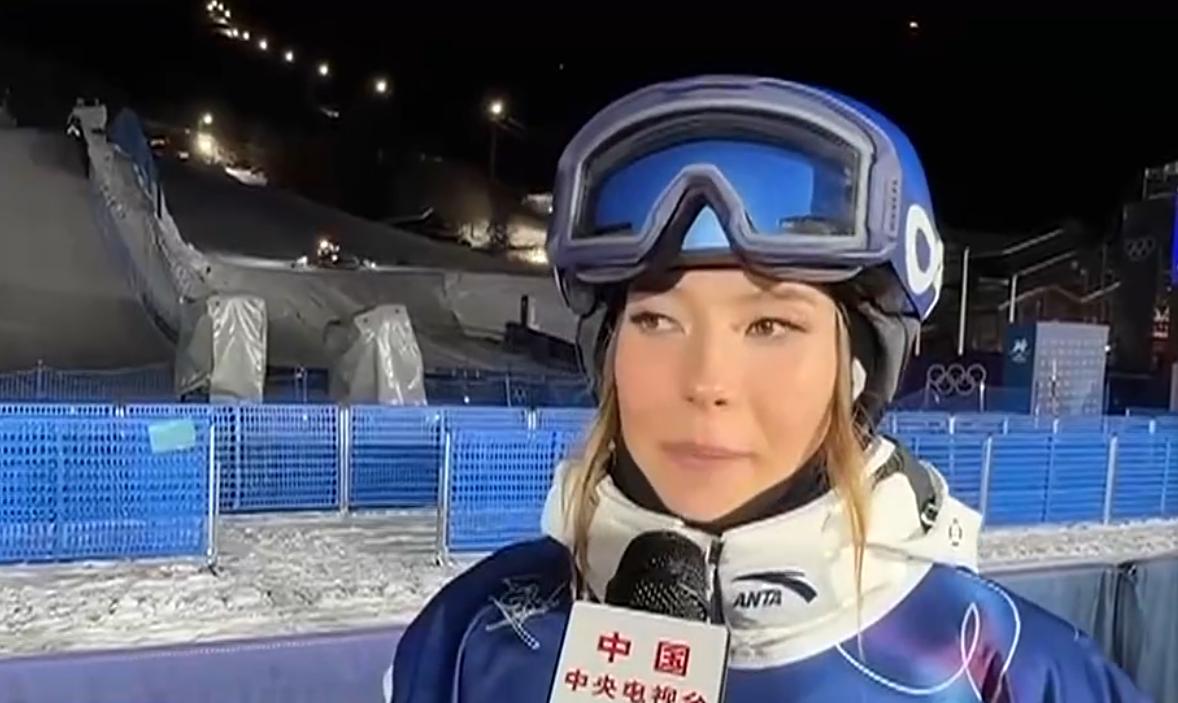 中国队的首枚冬奥金牌，走到了半路上。北京时间2月15日凌晨，自由式滑雪女子大跳