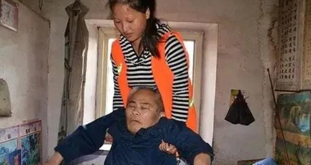 2011年，山东1漂亮姑娘公开征婚，条件就一条：“来我家帮我照顾3个老人”。哪知