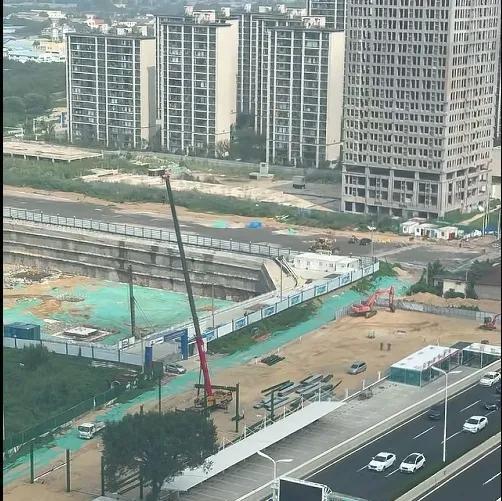 李沧王府井建设如火如荼，中南世纪城业主期待生活升级。李沧区王府井商业项目施工现