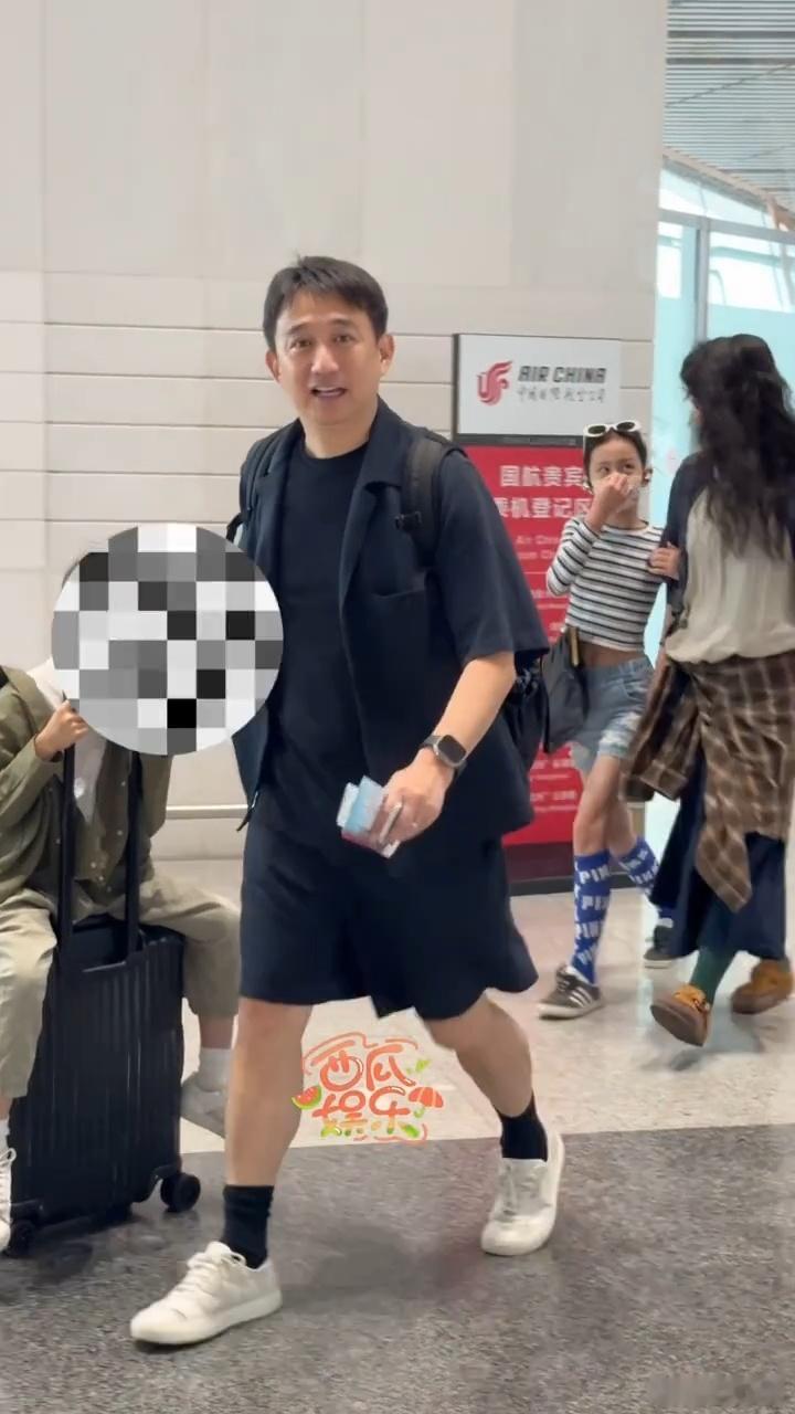 黄磊孙莉带儿女出行黄磊11岁女儿身高黄磊孙莉带儿女出行，女儿很漂亮​​​