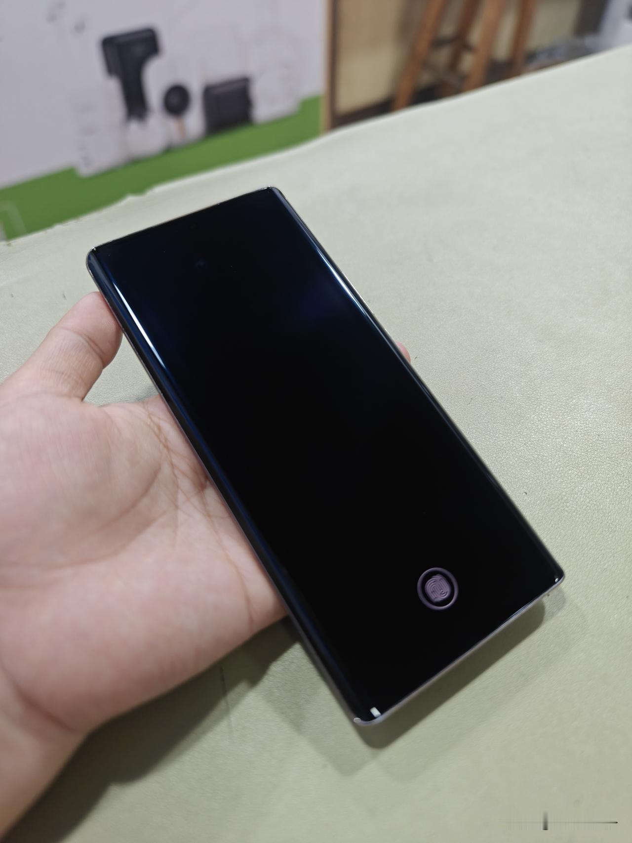 一台荣耀400的手机，给顾客报了1500的回收价。顾客说卖过我两台机子，让我再