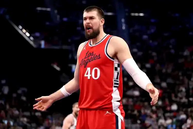 本赛季的祖巴茨缺阵时快船6胜0负出战时快船11胜23负祖巴茨确实有些退步，