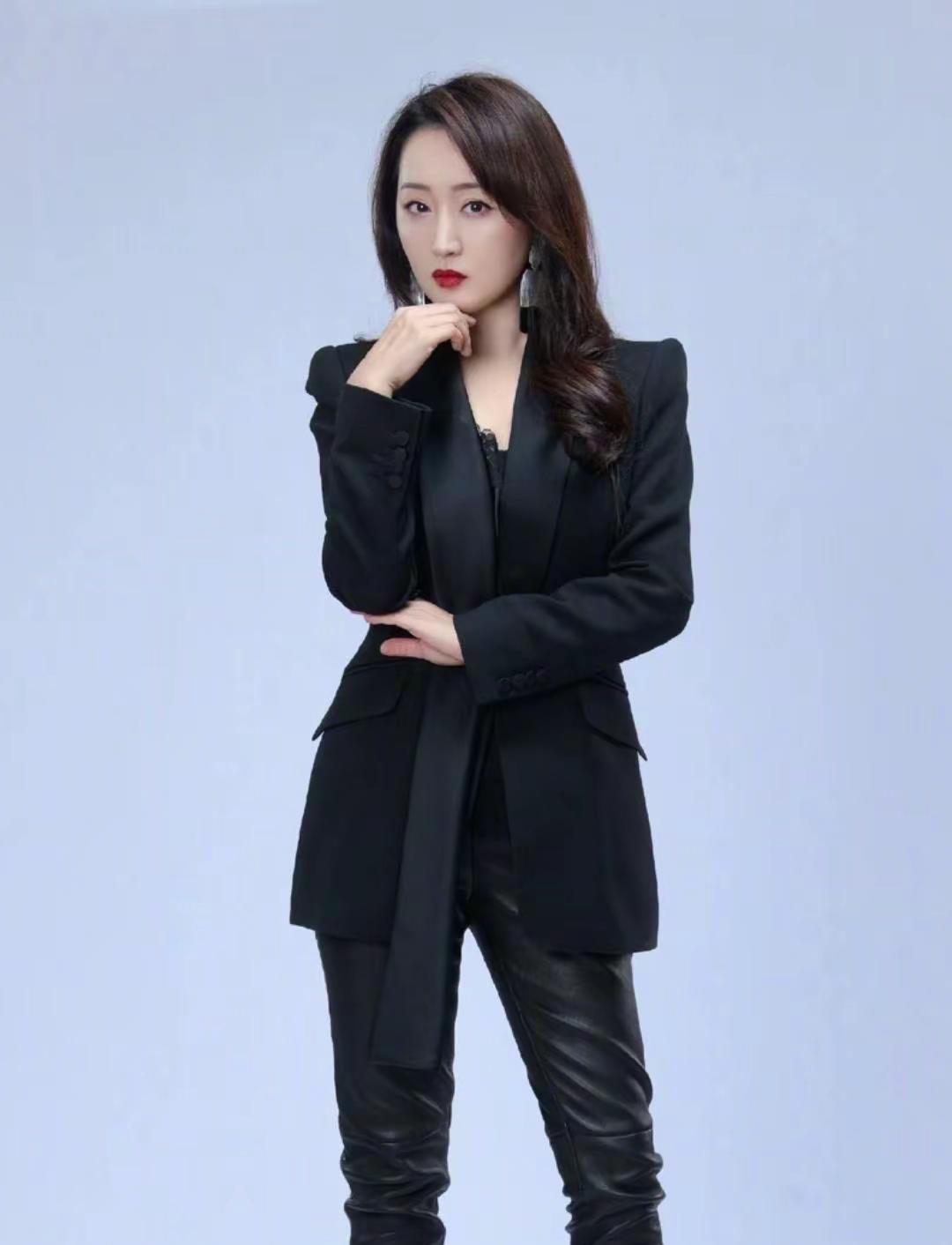 五十岁了，还像二十出头的姑娘笑得甜，这不是运气，是日子过明白了。不靠滤镜，不靠