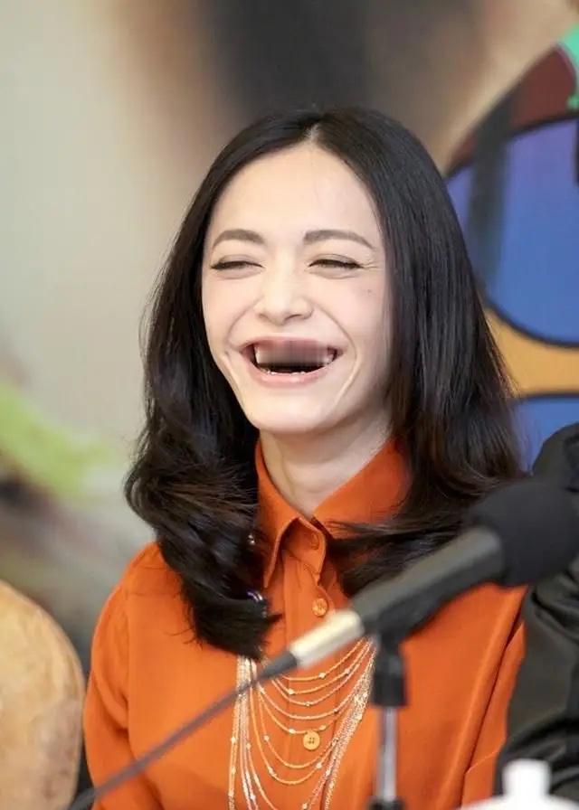 她究竟干了啥，又被卷进了舆论漩涡当中？实际上可能不像她自己说的那么冤枉，什么不