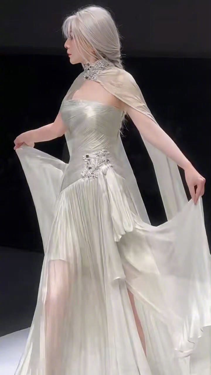 55岁雪姨走秀状态雪姨银发真的不敢信55岁！雪姨银发走秀气场绝了，银冠披风加持优