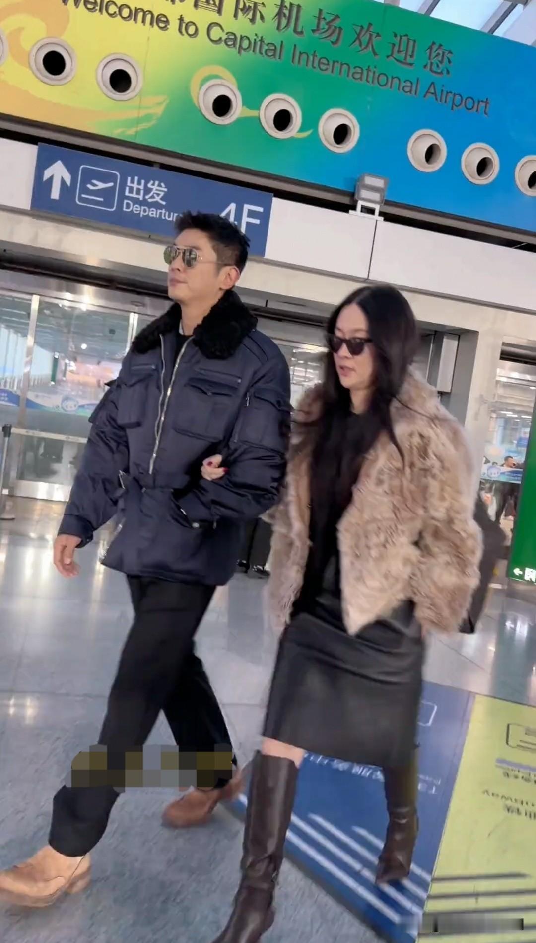 杜江霍思燕迈着六亲不认的步伐机场秀恩爱[呲牙笑][呲牙笑][呲牙笑]就喜欢霍思燕，劲儿