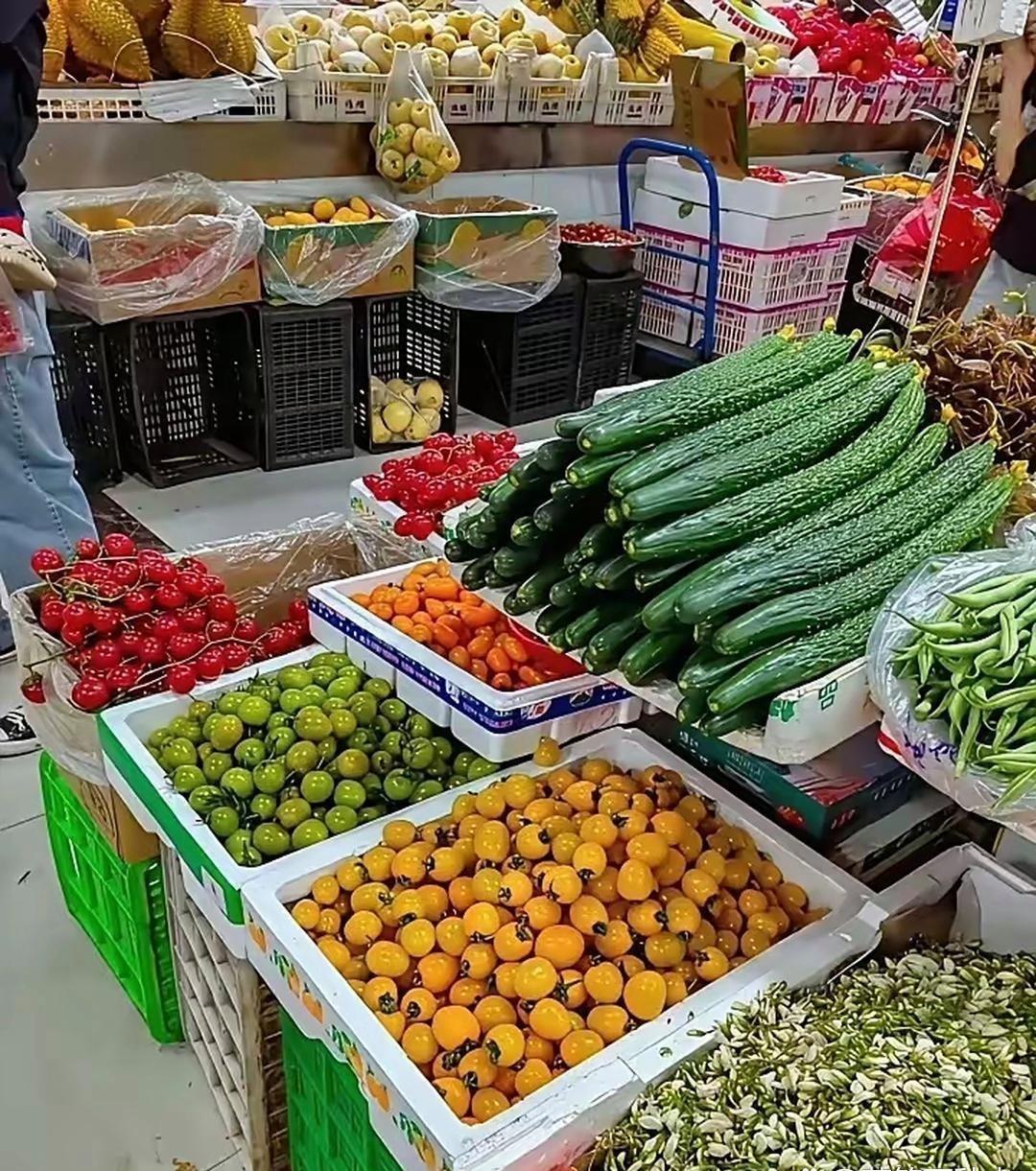 朋友被公司裁员后，出来不想打工了！前段时间头脑一热花了三万块钱盘了一个水果摊位！