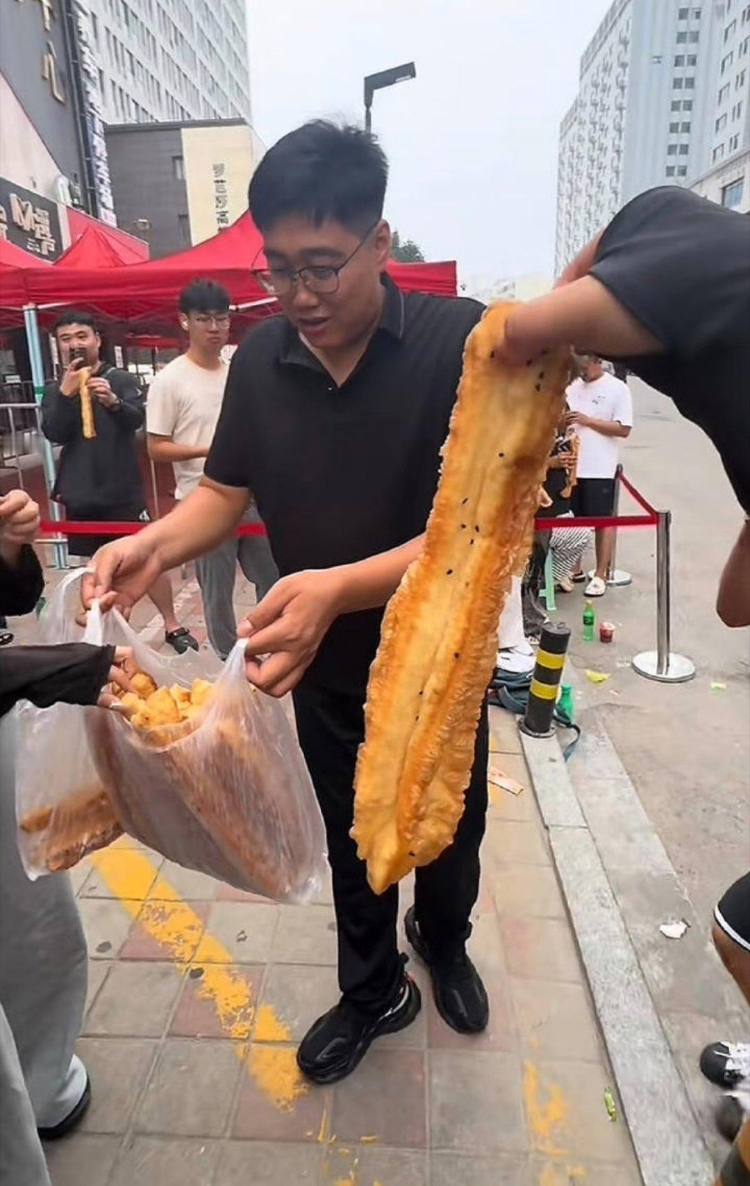 郭子的奶茶店开业，达令给大家发应援物料，大油条[笑着哭]​​​