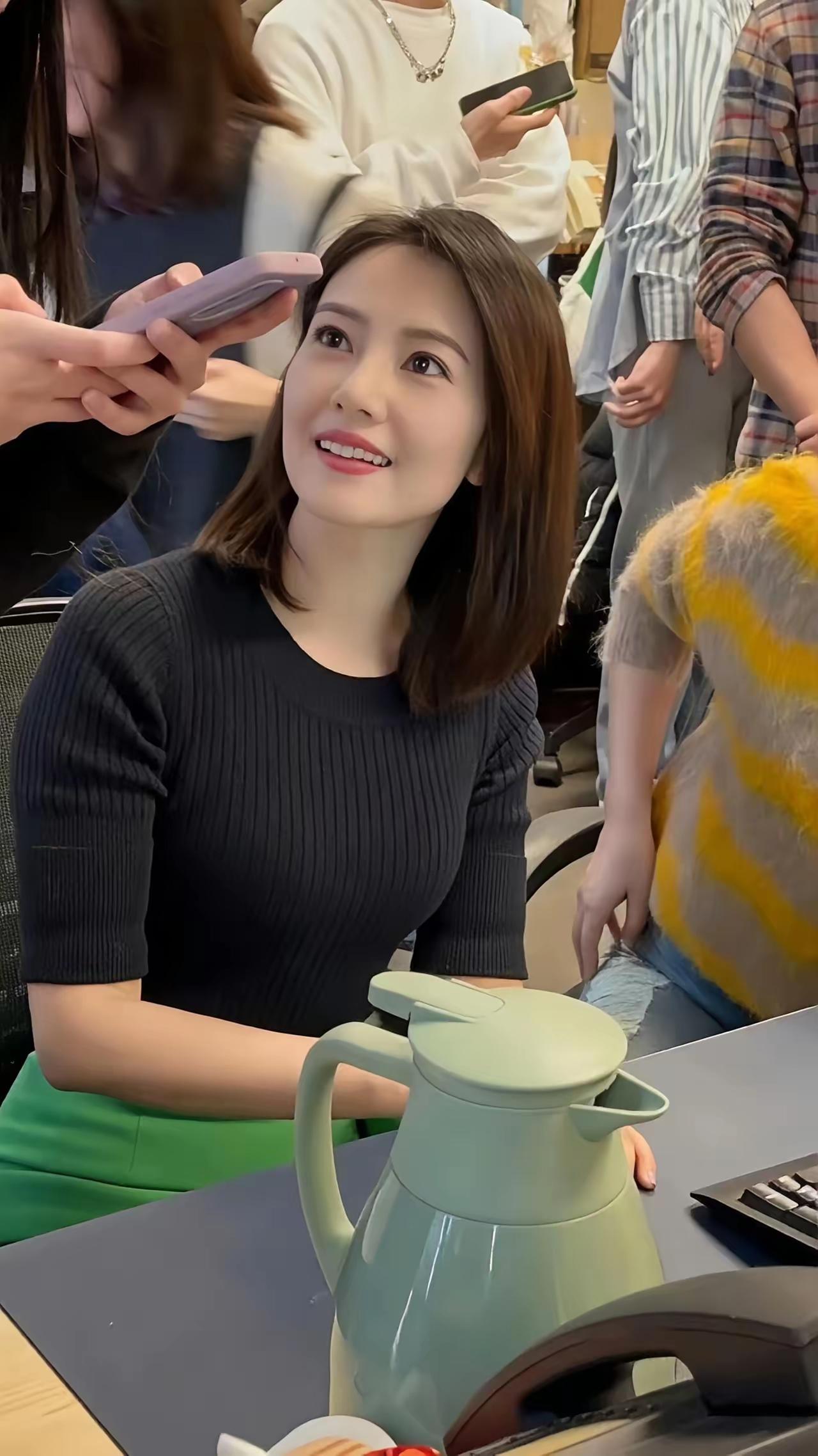 从小就是班里多少男生心中的白月光，成为明星后大火又成为多少男人心中的梦中情人，这