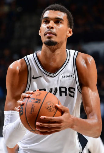 现在这个阶段才是马刺的真实水平——附加赛水平！不管是从教练还是球队，目前就是马