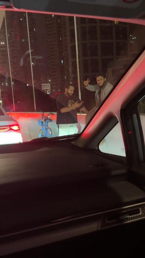 “滚回自己的国家！”11月11日，上海，2名外国人骑共享单车上高架，一人淡定的坐