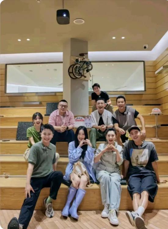 这张中央电视台主持人和明星的九人同框照，大家分三排坐着。月亮、小岳岳和小尼都