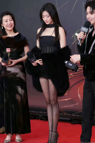 看了孙千穿这样的高跟鞋，才知道女明星真不是那么容易当的，那么高的跟，几乎脚都已经