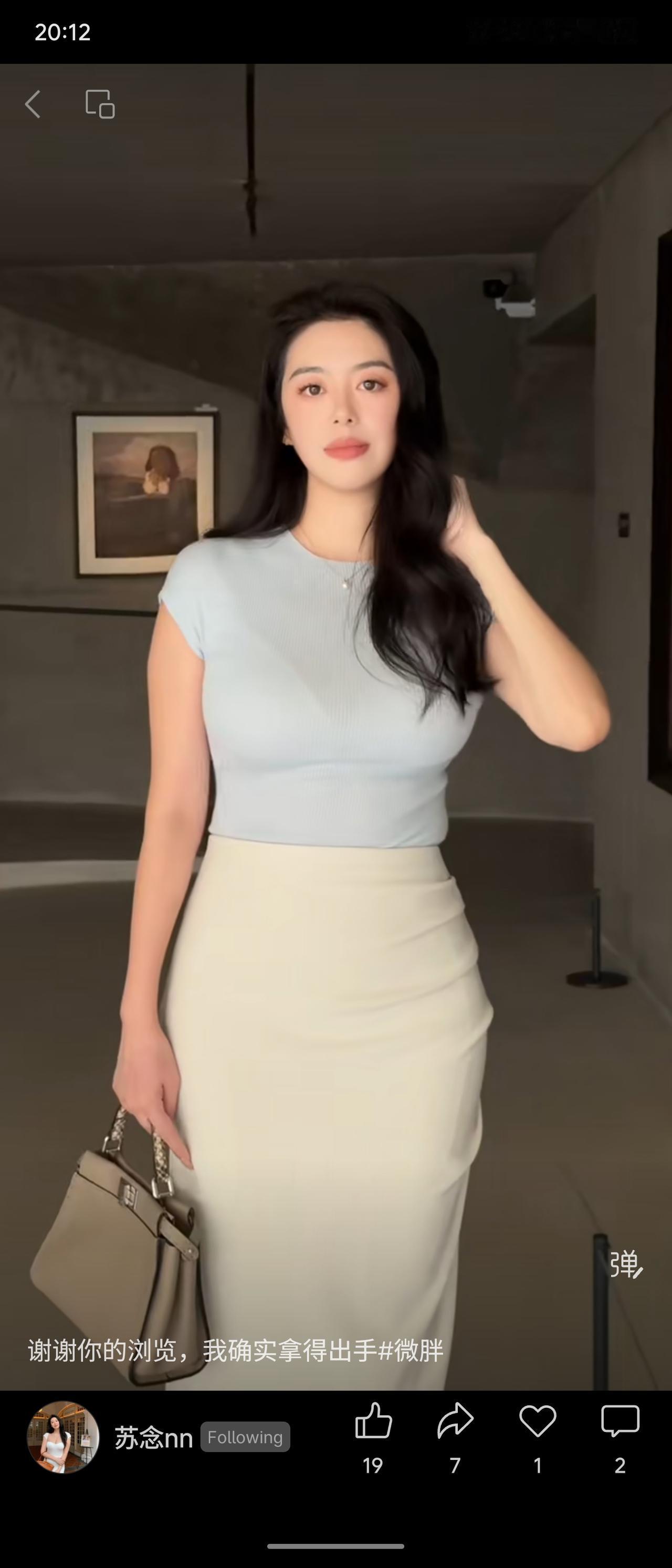 女性微胖体现了健康多元的审美。丰腴的身形兼具柔美曲线与生命力，挑战以瘦为美的单一